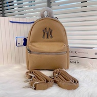 กระเป๋าแบรนด์ MLB กระเป๋าเป้ วัสดุหนังนิ่ม  เปิดปิดด้วยซิปคู่ มี 3 ช่องใช้งาน สายสะพายหลังปรับระดับไ