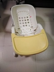 Combi Highchair 餐椅可平躺，有檯，不能調高