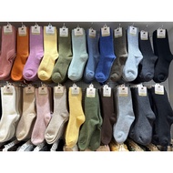Receive orders for Korean socks to meet every week