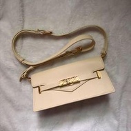 【全新】CHARLES & KEITH 小CK 翻蓋法棍包肩背包(奶油黃)