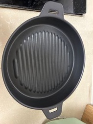 黑色圓形烤盤，可明火，或電磁爐，非常新淨，天上野產品