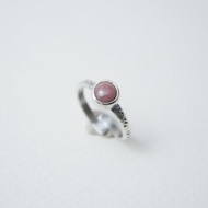 簡單小石系列-薔薇輝石(玫瑰石)‧鍛敲‧純銀硫化染黑開放式戒指