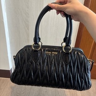 MiuMiu 黑金經典皺摺保齡球包