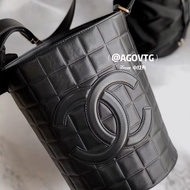 Chanel • 經典黑金冰格羊皮水桶手提包