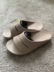 Brand new Oofos slides (M5 / W7)