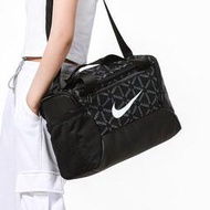 現貨 iShoes正品 Nike 黑 旅行袋 滿版字樣 側背包 行李袋 大容量 訓練 包包 運動 DA8226-010