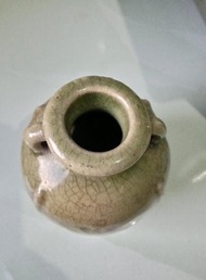 Guci kuno china motif bunga dinasti. guci celadon antik keramik