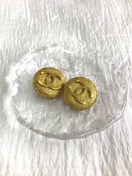 【 日本直送 名牌中古包 】CHANEL 香奈兒 耳環 金色 經典雙C logo vintage 古董 復古 uuxf7n