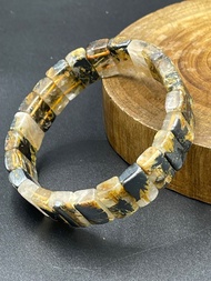 หนาแน่นในรูไทล์ pyrite in rutile Quartz.