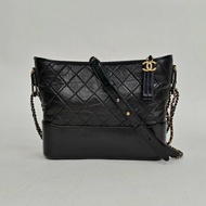 CHANEL GABRIELLE流浪中號28黑色牛皮28開金銀扣肩背包