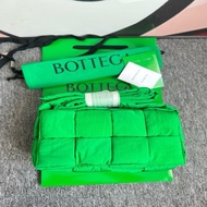 閒置新未使用 BV葆蝶家 CASSETTE 中號綠色枕頭包