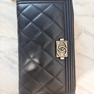 Chanel Boy 系列黑色羊皮菱格紋拉鍊長夾