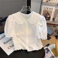 เสื้อเชิ้ตคอตุ๊กตาแขนสั้นสไตล์ฝรั่งเศสสำหรับผู้หญิงในช่วงฤดูร้อน สีขาว แขนสั้น แขนพอง คอตุ๊กตา แขนสั