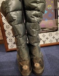 女款MONCLER 皮革羽絨長靴 女靴