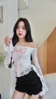 JARINYA เสื้อปาดไหล่แขนยาว ลายลูกไม้ปักโบว์