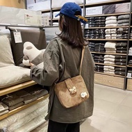 D043 - Embroidered wool bag with cute fish pin