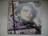 梁詠琪 - Gigi Look CD + VCD (附膠外盒 3張雙面印刷可替換封面 雙面印刷歌詞海報 及 包裝Sticker) (膠盒右上角極輕薇損壞)
