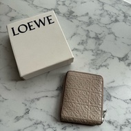 loewe奶杏色壓紋拉鏈短夾 超美✨