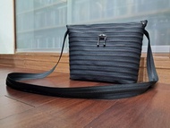 神秘黑女款拉鏈斜背包