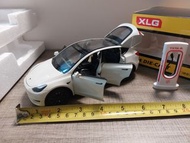 【超大部-Tesla Model Y】《可發聲，著燈》[另有黑色，紅色，藍色，紫色，灰色版本可供選擇]全新1：24 白色特斯拉"Model Y"合金模型回力電動玩具跑車 white color Tes