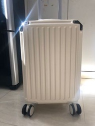 21寸手提登機行李箱，全新現貨白色行李箱，奶油白登機行李箱，21吋旅行喼，21inch hand carry size luggage，white luggage