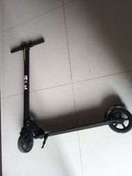 DOL M 電動滑板車（沒充电线）已遺失充電器, 現當没电的一 般滑板车出售.