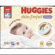 Mẫu mới tặng thêm 6 Miếng (Dùng Kèm Tã Vải Tam Giác) - Miếng Lót Sơ Sinh Huggies NB1 108 miếng - Miế
