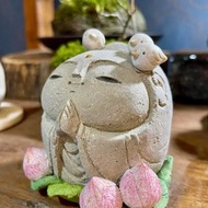 惹人憐愛的小鳥與蓮座地藏