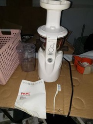 二手新淨企理少用:   貴夫人 Ladyship蔬果精華萃取慢磨機( 慢磨榨汁機) 一部出售~ 有原裝說明書~ 刷子~ 同埋所有配件~ 詳細情況請自己睇相~ 冇穿冇爛包正常可以用~ 有少少使用痕跡~ 