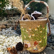 泰國手工編織草編包 刺繡雛菊與兔子圖案
