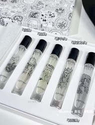 1300+好評❤️現貨‼️DIPTYQUE 蒂普提克 限量香水小樣禮盒套裝 EDT 淡香 💰$530  🎁 五件套 7.5ml × 5 🧳 附送 絨布袋  📦 套裝包含： 🌿 無花果 🌸 杜桑（晚香玉