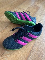 Adidas 足球鞋
