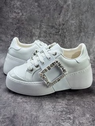 💥現貨💥 女神必備顯瘦增高經典水鑽方扣厚底休閒小白鞋 | Roger Vivier Viv' Skate Strass Buckle Sneakers|