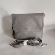 加拿大 MATT & NAT 灰色皮革 斜咩袋