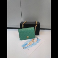 Chanel 粉牌飾金鍊水綠羊皮斜背小口蓋包 15