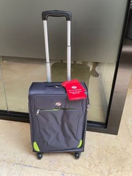 American Tourister 20 吋輕巧布質登機行李箱 2.4 kg