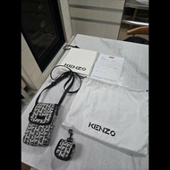 📢降價囉📢KENZO緹花手機包LOGO印花二合一零錢包手機包斜背包黑/白