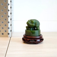 【正佳珠寶】和田碧玉 戲錢三足金蟾 手工雕刻 和田碧玉雕刻擺件