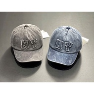Unisex style men's baseball cap with jeans