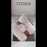 CITIZEN 星辰xC新品 型號ES9394-56A光動能五局電波女錶 鱷魚皮錶帶不銹鋼錶殼絕無刮傷 藍寶石鏡面