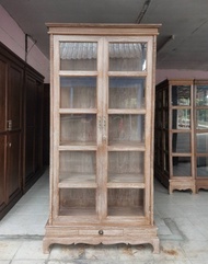 ตู้โชว์ไม้สัก (Teak wood display cabinet) ตู้หนังสือ รุ่น 5 ชั้น 1 ลิ้นชักเล็ก ประตูบานคู่ สีเสี้ยนขาว ขนาด กว้าง100xลึก40xสูง200 Cm ตู้กระจก ประกอบสำเร็จแล้ว มีประกัน ขนส่งถึงที่ปลอดภัย