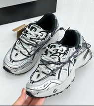 💕折扣 💕 機能潮酷銀灰解構綁帶復古老爹鞋 Andersson Bell x ASICS GEL-1090 v2 | 男女情侶同款 | GEL緩震科技 | 透氣耐磨 | 日常穿搭百搭款|