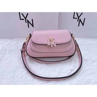 LYN   กระเป๋าสะพายข้างทรงอานม้า มี  5 งานหนังทั้งใบมาพร้อมอุปกรณ์ ถุงผ้า ป้ายเเทรค มีบริการเก็บปลายท