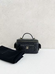 Chanel 23B cargo 黑金荔枝牛皮化妝袋