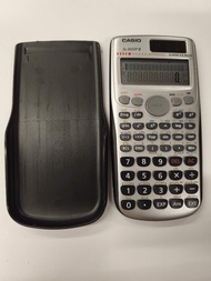 Casio fx-3650P II 工程計算機，具備雙行顯示螢幕、多步重現功能及基本的程式編輯功能。受學生歡迎，是備有 HKEAA 認可標籤,正常操作,
