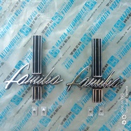 โลโก้ ติดแก้มบังโคลนหน้า (คำว่า Familia) Mazda 1000-1200 Familia มาสด้าน้อย แฟมิเลีย ทุกโฉม