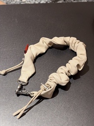 手機繩Topologie Beige Leather Scrunchie Strap