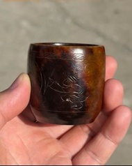 微雕漆玉杯 【尺寸】高4.6厘米 【重量】102克 室外自然光無美顏無濾鏡實物拍