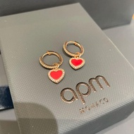 ต่างหูรูปหัวใจสีแดง APM Monaco เครื่องประดับแฟชั่นสำหรับผู้หญิง ดีไซน์เรียบง่าย สไตล์ลำลอง วัสดุอื่น