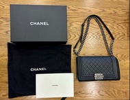  Chanel Boy 黑色小牛皮銀扣